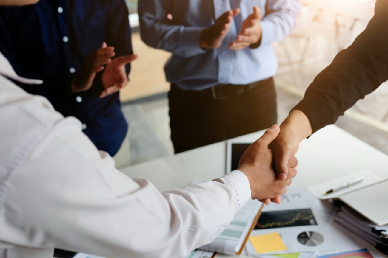 Stretta di mano tra due professionisti durante un incontro di collaborazione